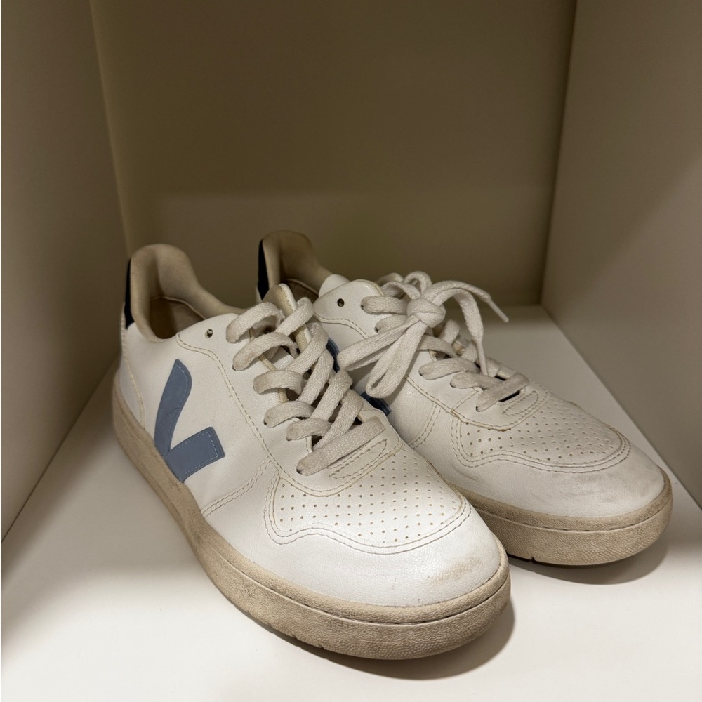 Blue Veja size 7